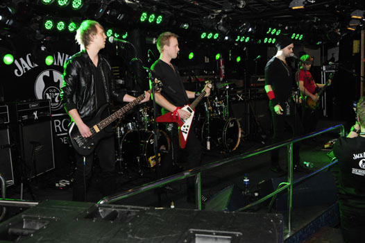 Frontface_Jack_rocks_a_0033