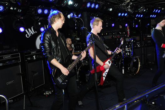 Frontface_Jack_rocks_a_0045