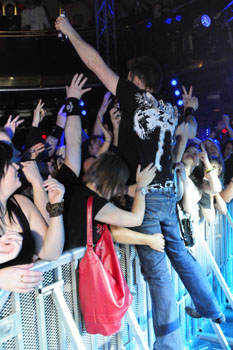 Frontface_Jack_rocks_a_0155